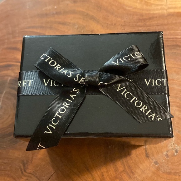 Victoria’s Secret Studded Gold Tone Cuff with Rhinestones New in Box - Picture 2 of 8